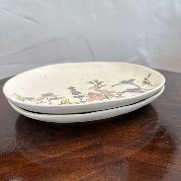 Flower engraved ceramic side plates (set of 2) - Picture 2 of 5